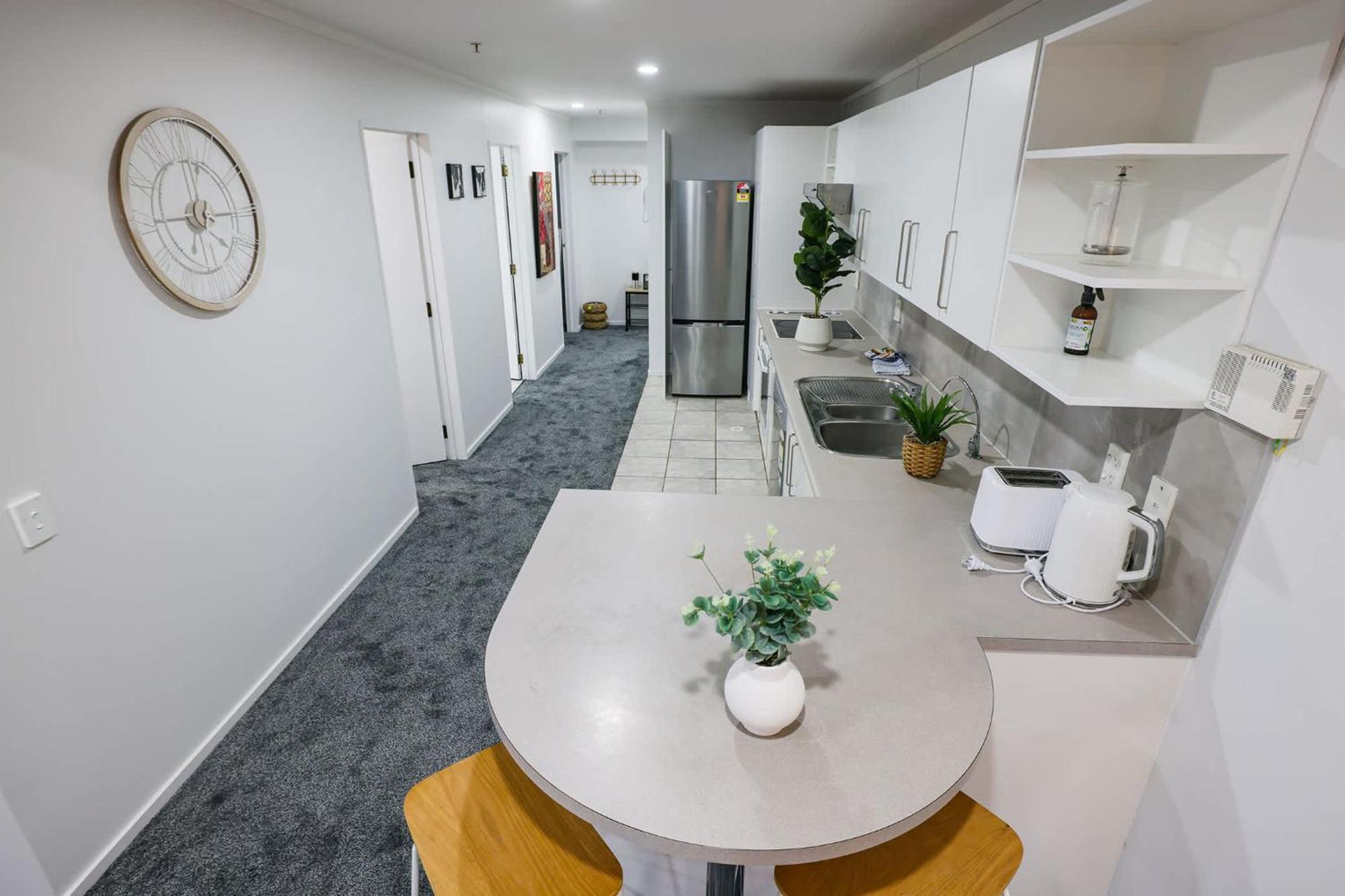 Lovely 2br W Free Parking Apartment *