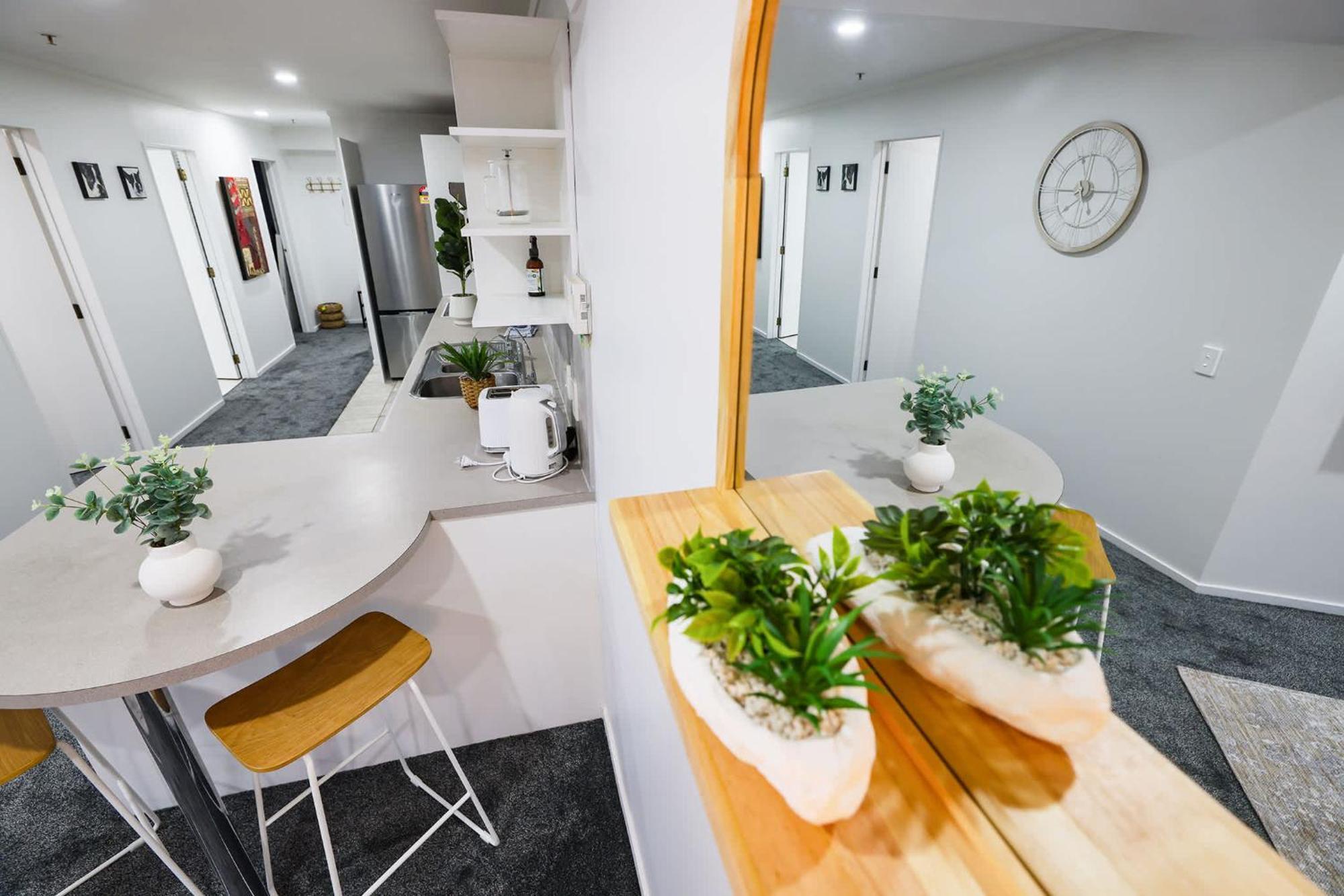 Lovely 2br W Free Parking Apartment *